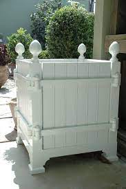 The versailles planter box was designed in 1670 by andre le notre, chief gardener for louis xvi at versailles to protect and ensure the survival of delicate and exotic fruit trees at the palace. Outdoor French Country Planter Haveideer Hojbede Udendors