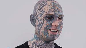 Que vous aimiez les hommes tatoués ou que vous, messieurs, vous soyez en recherche d'inspiration d'un tatouage pour homme, vous êtes bien tombés ! Freaky Hoody L Homme Le Plus Tatoue De France Devoile A Gq Les Secrets De Ses Tatouages Gq France