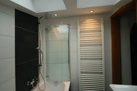 Sie können auch zwischen rechteck, quadrat, und sektor kleines badezimmer mit dusche wählen. Kleines Bad Mit Badewanne Und Dusche Aus Meisterhand Schroter Haustechnik