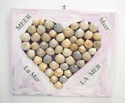 Herz Aus Muscheln Auf Leinwand Maritime Deko Weiteres Unter Www Recyclingkunst Wordpress Com Basteln Mit Muscheln Basteln Geburtstag Basteln
