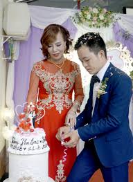 Mới đây, cô dâu thu sao đã quyết định căng da mặt và cập nhật hình ảnh khuôn mặt sau phẫu nhìn thấy hình ảnh mới của 'cô dâu 62 tuổi', không ít cư dân mạng đã thẳng tay ném đá, dùng lời lẽ sau đó, anh hoa cương đã phát trực tiếp video cho biết hiện tại chị thu sao đã về nhà và đã ăn. Sao Láº¡i Nem Ä'a Co Dau 62 Tuá»•i CÆ°á»›i Chu Rá»ƒ 26 Tuá»•i Vnexpress