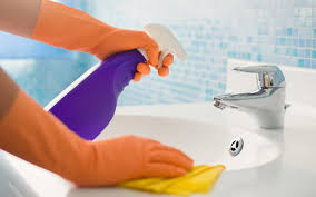 Sonra sirke, bulaşık deterjanı ve esansiyel yağı bir sprey şişesinin içinde birleştirin ve iyice karışması için şişeyi çalkalayın. Lavabo Temizliginin Puf Noktalarini Blog Sayfamizda Bulabilirsiniz