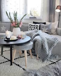 So Cozy Die Vase Hammershoi In Strahlenden Weiss Passt Perfekt In Dieses Kuschelige Wohnzimmer Das Puristisch Elegante Plaid Decke Haus Deko Sofakissen Grau