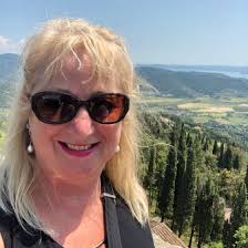 Elizabeth Glatt's Instagram, Twitter & Facebook