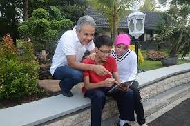 Nama ganjar pranowo termasuk jajaran pimpinan daerah terpopuler dalam beberapa tahun terakhir. Ketampanan Putra Gubernur Jateng Mirip Sang Ayah Setuju