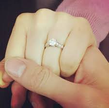 Inspirasi, foto, emas, perak, putih, berlian, couple, polos, sederhana, dan harga terbaru 2020. Pin Oleh Syeda Ayal Zahra Di Couple Hand Dpz Pasangan Tangan Foto Tunangan Aksesoris