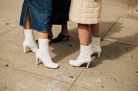 Una de las grandes ventajas de las botas blancas para novias millennial es que estas vienen firmadas por las. Como Combinar Botas Blancas 10 Looks De Street Style Que Te Inspiraran Para Llevarlas Este Otono Invierno Vogue Espana