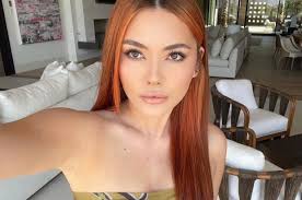 How is Atiana De La Hoya related to Travis Barker?