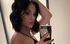 Ze is op haar 'monnie' en vroomt zo naar de fashion week, famke louise boekt u bij evenses! Famke Louise Laat Zich Onder De Douche Bewonderen Nieuws365