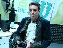 Vreau să mă refer la emisiunea mea de la radio zu, o emisiune pe care o fac cu răzvan popescu, personaj celebru. Mircea Badea In Haine Zu Radio Zu