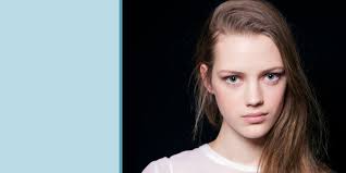 Et oui, rien de tel pour un effet fade que d'appliquer une teinte trop proche de vos yeux. Maquillage Mettre En Valeur Ses Yeux Bleus Marie Claire