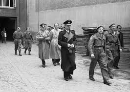 Como consecuencia de la segunda guerra mundial, se calcula que murieron 55 millones de personas en todo el mundo. Fin De La Segunda Guerra Mundial En Europa Wikipedia La Enciclopedia Libre