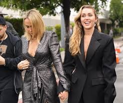 Tish cyrus, die mutter von . Miley Cyrus Mum Tish Just Cut Her Hair Into A Mullet