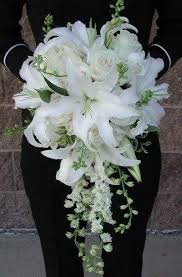 Fall tone rose, lily and succulent bouquet. Pin By Vajmer Olga On Bodas Cascading Wedding Bouquets White Wedding Bouquets Flower Bouquet Wedding