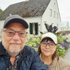 En väldigt fin och rolig bröllopsdag avslutades med besök på Ulf Lundells  galleri Rockhead Art i Simrishamn och därefter ett besök på Daniel Berlins  fina Vyn. Vi köpte fem små verk av