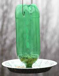 Quelle que soit la façon dont vous construisez votre mangeoire, il vous faut quelques articles de base : Distributeurs De Bouteilles En Plastique Bricolage Mangeoires En Plastique Pour Oiseaux Une Solution Economique A Partir D Une Bouteille Et Demie