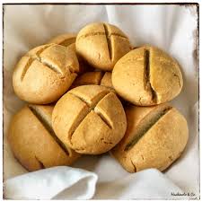 Aip Freundliche Sonntagsbrotchen Sie Werden Auf Basis Von Kokosmehl Und Tapiokastarke Schnell Und Einfach Zubereitet Probieren Aip Rezepte Kokosmehl Rezepte