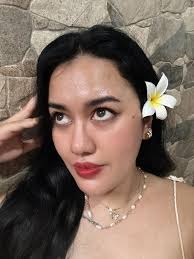 What if Hannah Baker had lived? #ThirteenReasonsWhy is turning 10 years  old, and the 10th anniversary edition (which hits shelves 12/27) contains  exclusive content including the never-before-seen original ending in which  Hannah