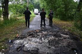 The rave had not been authorized by the authorities, as it contravened coronavirus regulations, and some 400 police and gendarmes moved in on saturday night to disperse the crowds before it started. D8rvtyjhphktgm