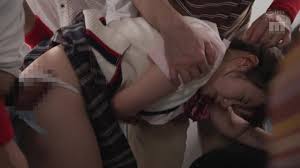 MIDV-599 一群在火車上學的J型超短裙女孩被包圍和猥褻，她們的大屁股被摩擦，顏射被射精液18次。小野六花