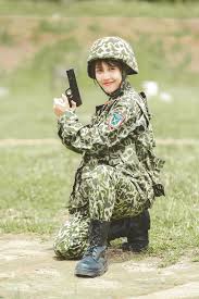 Cách đây 6 năm tôi y chang như vậy… tóc ngắn, mặc đồ tomboy như con trai nhưng bây giờ có thể. Nhá»¯ng Láº§n Ä'á»•i Mau Toc Ná»•i Báº§n Báº­t Cá»§a Háº­u Hoang