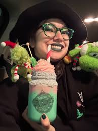 Looking back at our @wickedmovie outing at @unistudios 🤩💖💚 I love how  much theming and themed treats this movie got. Even a whole Christmas tree  themed to the movie🤩💖💚 The shake at #