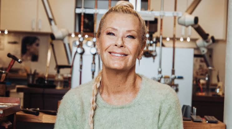 Efva Attling firar 30 år som smyckedesigner med Champagne | ELLE