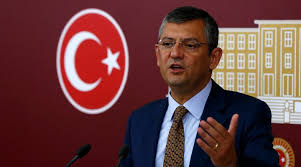 İlköğretim eğitimini doğduğu şehirde tamamlamış ve orta öğretim eğitimi için i̇zmir'e gitme kararı almıştır. Chp Den Kadinlarin Gozaltina Alinmasina Tepki Kanunda Ziplama Sucu Var Mi Reforma Kim Inansin