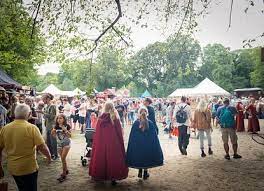 Maximalt tio utrop och hälsningar per dag medeltidsveckan pågår. Mittelalterliche Woche Gotland Arrivalguides Com