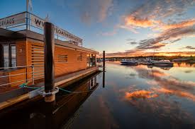 Touristen am partwitzer see in der lausitz geraten zurzeit ins staunen. Hausboote Und Schwimmende Hauser Lausitzer Seenland Auf Dem Barwaldersee Kaufen Sachsen
