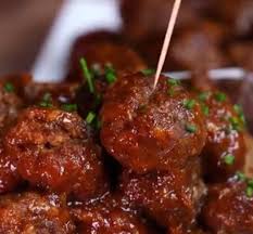 Elle Met Des Boulettes De Boeuf Dans La Mijoteuse Mais C Est Ce Qu Elle Ajoute Apres Qui Les Rend Speciales Grape Jelly Meatballs Recipe Slow Cooker Meatballs Crock Pot Meatballs