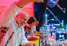 Lula curte Carnaval de Salvador antes de desfile no Rio