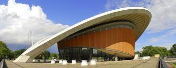 Das hkw zeigt seit seiner gründung 1989 museale ausstellungen, theateraufführungen. Datei Haus Der Kulturen Der Welt 01 Jpg Wikipedia