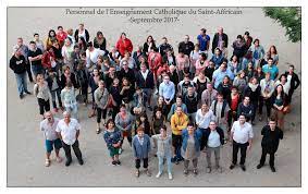 Jeanne d'arc rüyasına giren azizelerin, ona ülkesini i̇ngilizlerden kurtarabileceğini söylediklerini belirtiyordu. L Equipe Educative Equipe Educative College Prive Jeanne D Arc