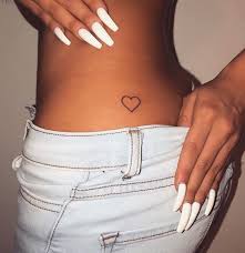 En forma dentro del agua tatuajes en verano: 41 Tatuajes En La Cadera Pelvis Y Cintura Para Mujeres Y Hombres