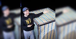 Jimmy 'mr beast' donaldson's finger on the app youtube content creator jimmy mrbeast donaldson is famous for creating challenges in which he gives out a considerable sum of money to the winners. Mrbeast Ran A Giveaway On The Dream Smp Here S Who Won