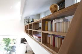 Rangement En Guise De Garde Corps C Est Possible Avec Le Specialiste De L Escalier Contemporain Pas Amenagement Escalier Garde Corps Mezzanine Mezzanine Bois