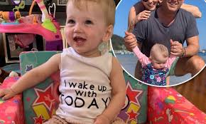 Derzeit ist er moderator der zu diesem zeitpunkt im nächsten jahr auf neun netzwerk und im november 2019. Karl Stefanovic Shares Photo Of His Eight Month Old Daughter Harper Wearing A Today Show T Shirt Daily Mail Online