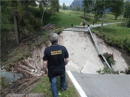 Il primo vero maltempo d'estate ha colpito duro ieri sera. Maltempo Veneto Nubifragio A Cortina Crolla Ponte Su Ruscello 12 Millimetri In Pochi Minuti