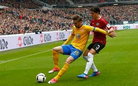 Timo hübers verlängerte einen freistoß von dominik kaiser an die latte, da war gerade einmal eine gute minute gespielt. Das Wahre Niedersachsenderby Zwischen Hannover 96 Und Eintracht Braunschweig