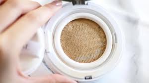 Giải đáp: Da dầu nên dùng kem nền hay cushion? - Nhà thuốc FPT Long Châu