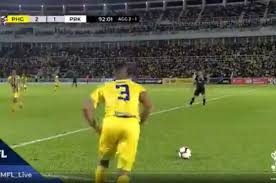 Mengumpan bola ( passing ) yaitu untuk mengumpan bola ke sesama tim, dan mengumpan bola bisa di lakukan dengan kaki kiri maupun kaki kanan, dalam mengumpan juga adabeberapa macam ada umpan atas ataupun umpan bawah. Video Gol Tendangan Bebas Spektakuler Rekan Setim Saddil Ramdani Dari Garis Tengah Lapangan Semua Halaman Bolasport Com
