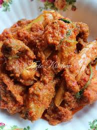 Campuran dari beberapa rempah tersebut membuat masakan ini sangat lezat serta memberikan aroma khas rempah sebagai masakan kari. Resepi Ayam Goreng Kari Sedap Pawtaste Com