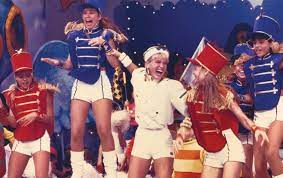 Der sound war noch experimentell und innovativ aber dennoch. How The Blond Tv Host Xuxa And Her All Blond Teen Black Women Of Brazil