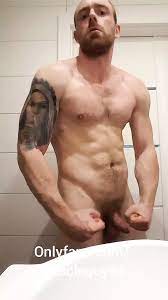 肌肉男在浴室裡展示肌肉並洗澡| xHamster