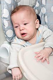 In einem hochstuhl kann man ein baby leichter füttern, als zum beispiel auf dem schoß. Hochstuhl Ab Wann Darfst Du Dein Baby Hineinsetzen Babyartikel De