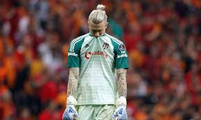 Mykonos'ta çekilen bu fotoğraflar, karius'un sevgilisi thomalla'yı aldattığı eklinde yorumlandı ve toplumsal medyada çok konuşuldu. The Outcast After His Liverpool Nightmare Keeper Karius Is Trying To Rebuild Himself In Turkey Daily Mail Online