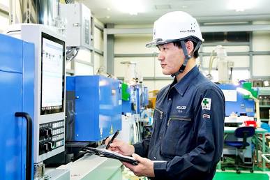 Kỹ sư vận hành và kiểm tra máy móc trong nhà máy, do AI tạo