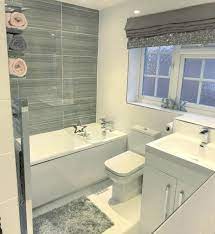 As the small bathroom above shows, adding a mirror across a whole wall can double the look and feel of the room. La Imagen Puede Contener Interior Small Bathroom Diy Small Bathroom Remodel Bathrooms Remodel