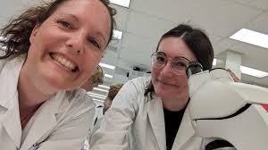 Hier avait lieu notre deuxième soirée Tous au labo! La division cellulaire,  c'est passionnant… et tellement beau! Voici quelques photos. Vous  reconnaîtrez Perrine Poisson et Juliette Pierre (BD à venir😍). Un grand